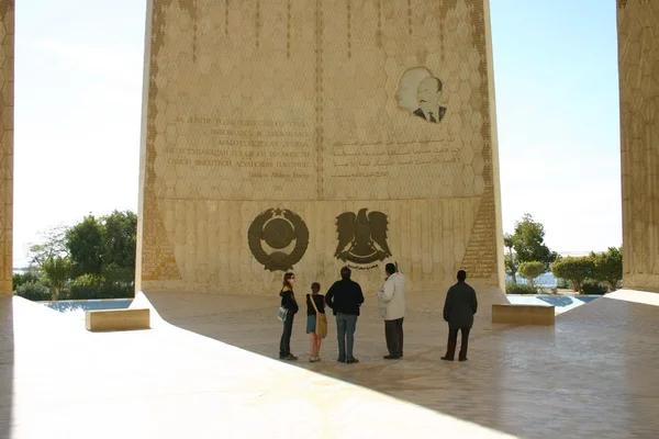 Assuan-Denkmal in der Nähe des Assuan-Staudamms — Stockfoto