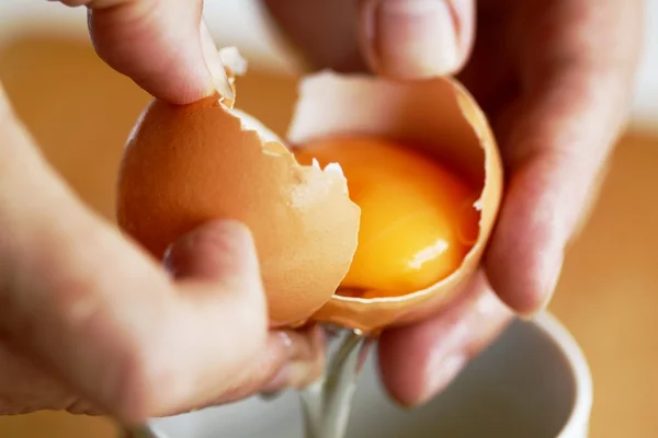 Como separar gema de ovo e clara de ovo — Fotografia de Stock