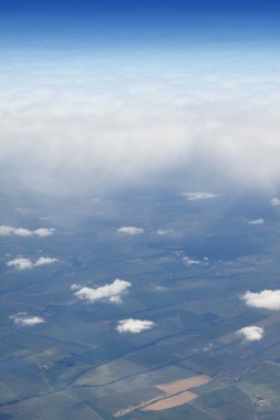 bir uçak bulutlar