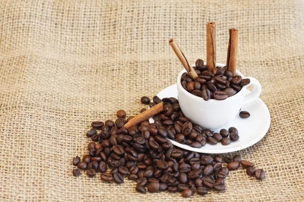 Taza de granos de café y canela —  Fotos de Stock