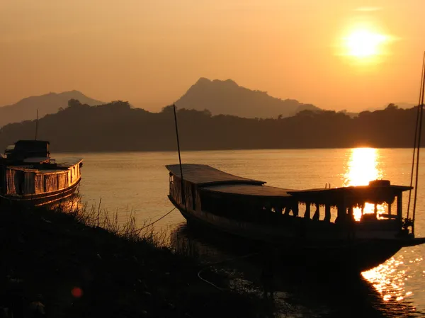 Große Boote am Mekhong-Ufer bei Sonnenuntergang — Stockfoto