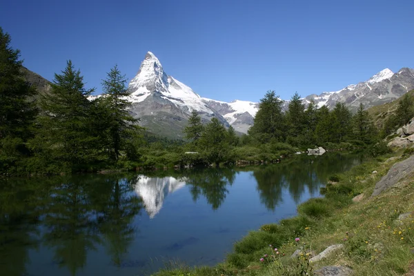 Mountain Matterhorn reflecting from lake — Stock Photo, Image