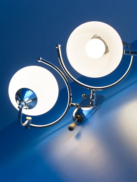 Светильник на голубой стене — Stock Photo, Image