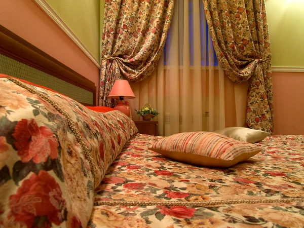 Romantická ložnice v hotelu — Stock fotografie
