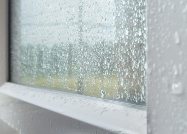 Pencereye su damlaları