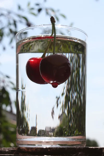 Pure water and cherry berries. — Stock Photo, Image