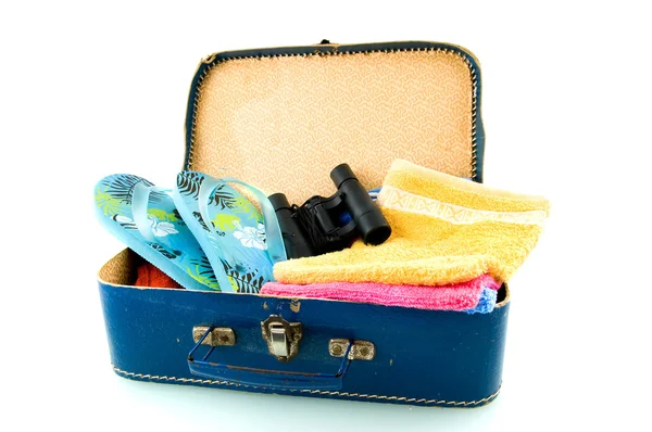 Resväska med sandaler, kikare och — Stockfoto