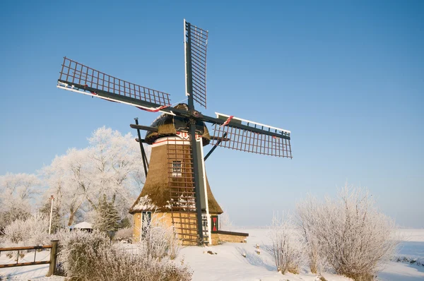 Een molen in een winterlandschap Stockfoto