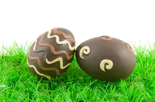 Huevos de Pascua sobre hierba verde Imágenes De Stock Sin Royalties Gratis