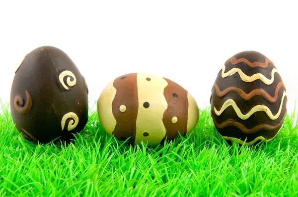 Huevos de Pascua sobre hierba verde Imagen De Stock