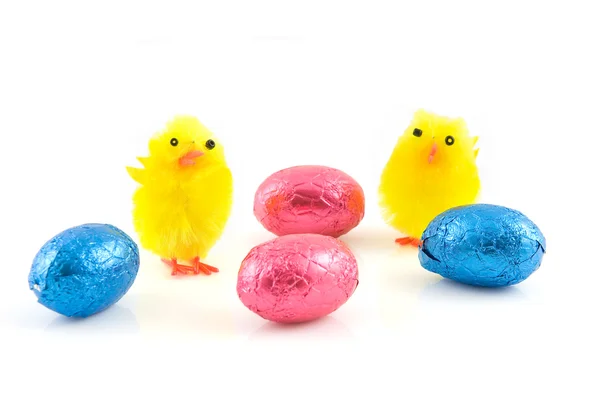 Dos pollitos peludos con huevo de Pascua Imagen De Stock