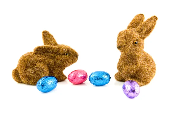 Twee Pasen konijnen met Pasen eieren Rechtenvrije Stockafbeeldingen