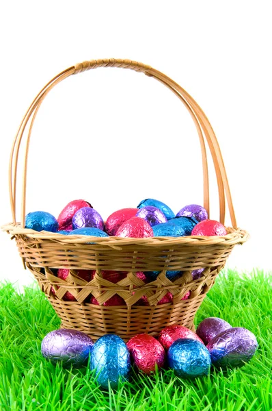 Cesta tejida con huevos de Pascua Imagen De Stock