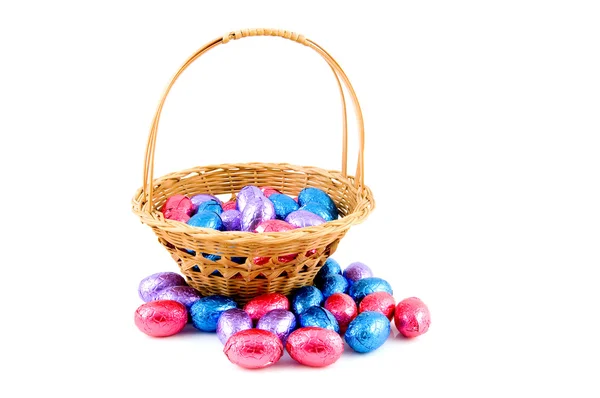 Cesta tejida con huevos de Pascua Imágenes De Stock Sin Royalties Gratis