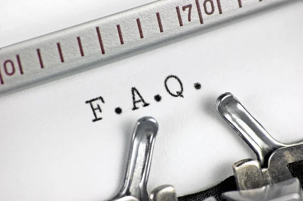 Fecho macro da máquina de escrever, escrevendo FAQ — Fotografia de Stock
