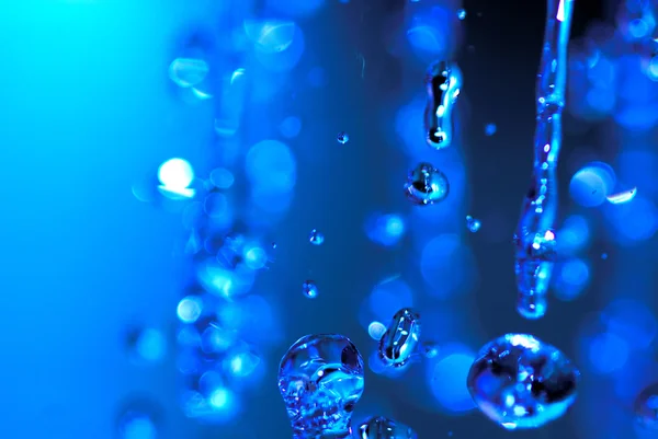 Grandes gotas de água sobre fundo azul — Fotografia de Stock