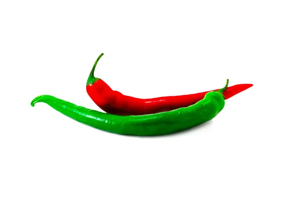 Zielona i czerwona papryka chili na białym tle — Zdjęcie stockowe