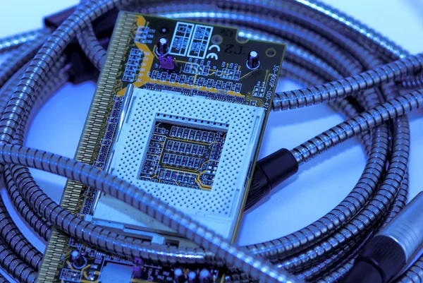 Microesquema y cable sobre azul — Foto de Stock