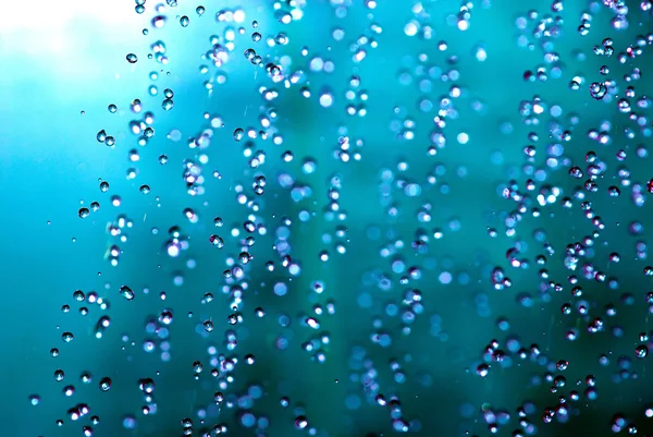 Gotas de água sobre fundo azul — Fotografia de Stock