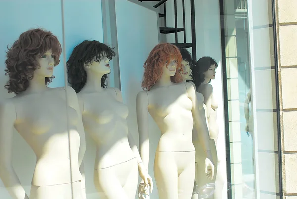 Женщины-манекены в витрине — стоковое фото