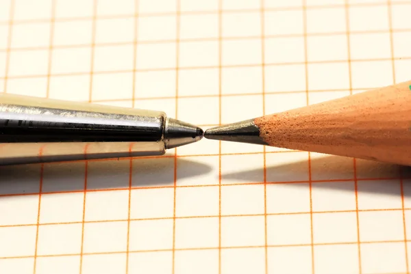 Penn og blyant med hverandre – stockfoto