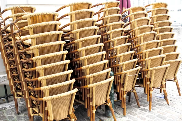 Zerzauste Möbel in einem Straßencafé — Stockfoto