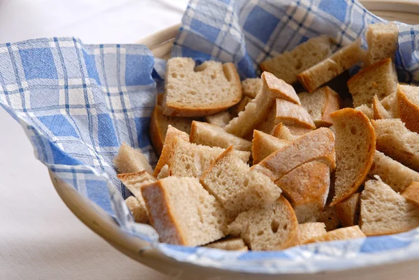 Skivat färskt bröd på bordet — Stockfoto