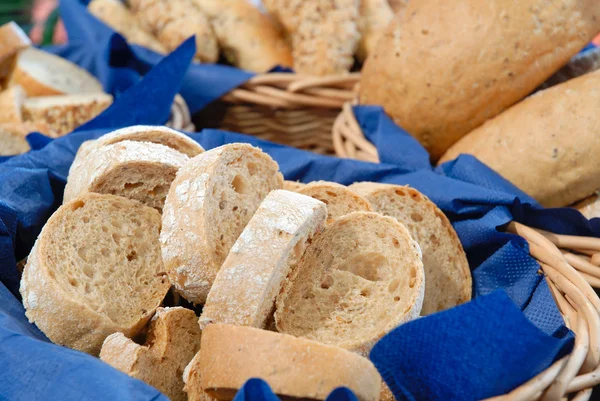 Φέτες φρέσκο ψωμί στο τραπέζι — Φωτογραφία Αρχείου