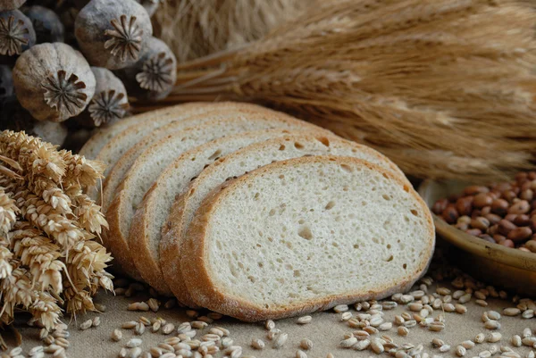 Pan recién horneado con tallos de trigo — Foto de Stock