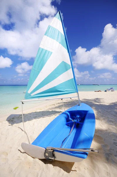 Boat at beach — Stock Photo, Image