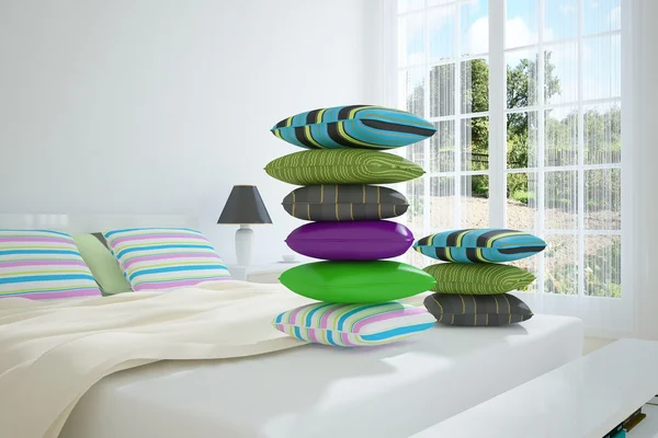 Κατάλευκο υπνοδωμάτιο με χρωματιστά μαξιλάρια — Φωτογραφία Αρχείου