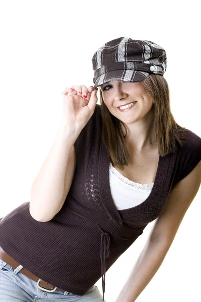 Brunett tipping hennes hatt & leende — Stockfoto