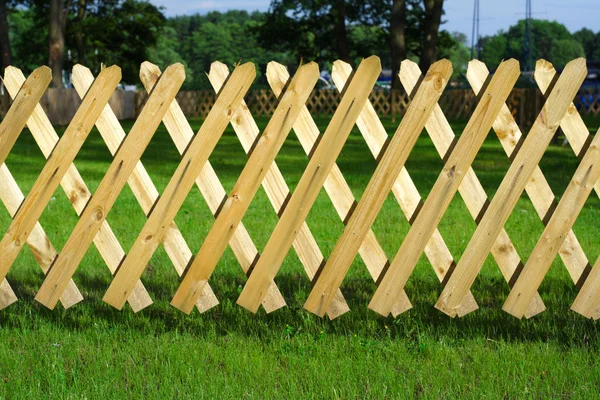 Treliça de madeira, grama — Fotografia de Stock