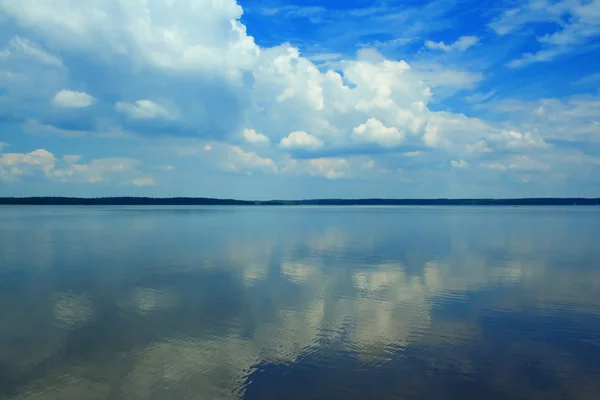 Хмара над поверхнею озера — стокове фото