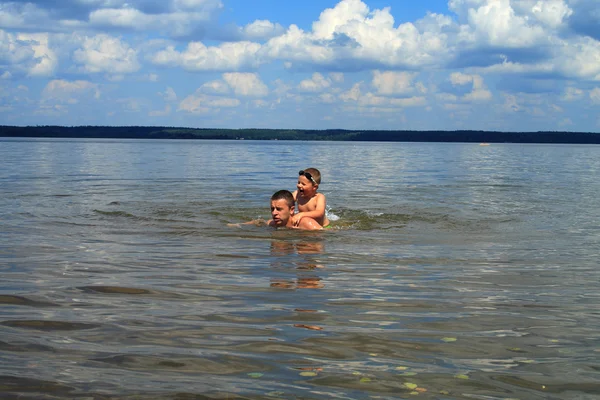 Vader met de zoon het meer — Stockfoto