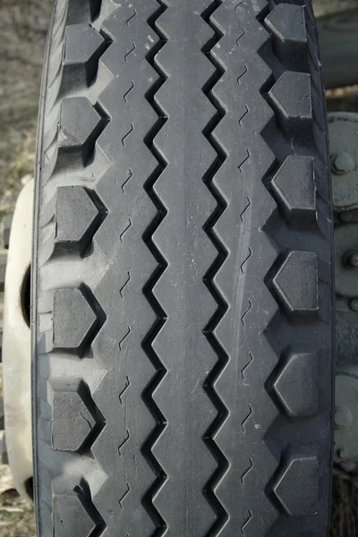 Um close-up de um pneu de veículo — Fotografia de Stock