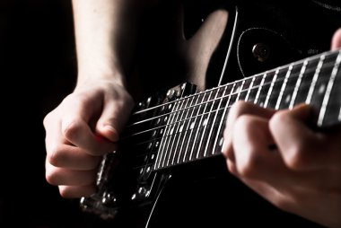 elektro gitar oynanan
