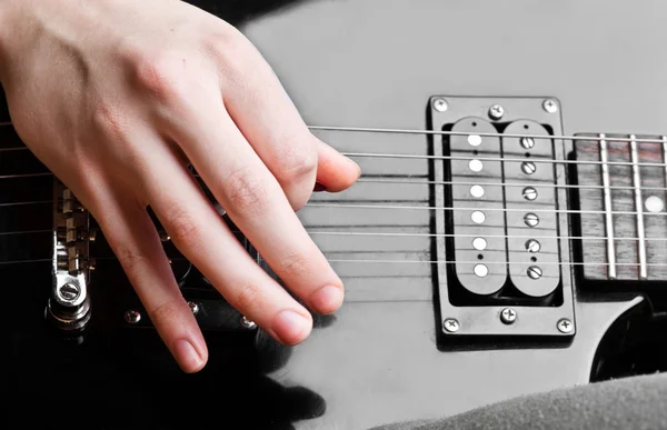 Guitarra elétrica sendo tocada — Fotografia de Stock