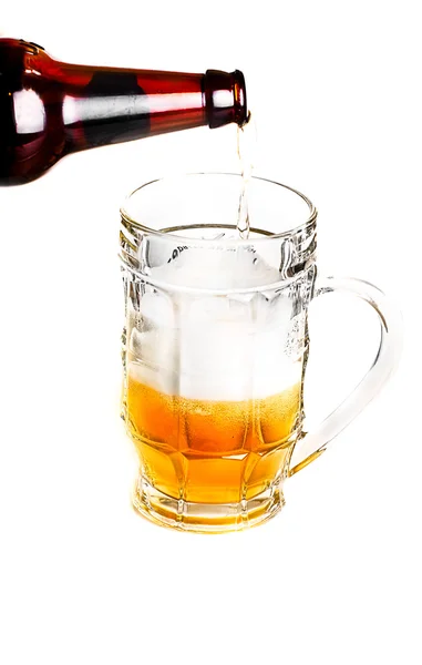 Versare la birra nella tazza — Foto Stock