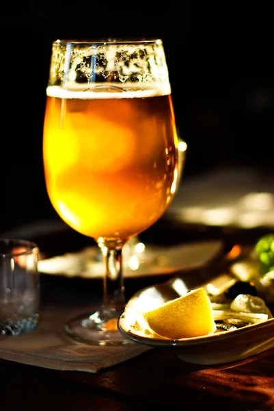 Caraffa e bicchiere con birra — Foto Stock