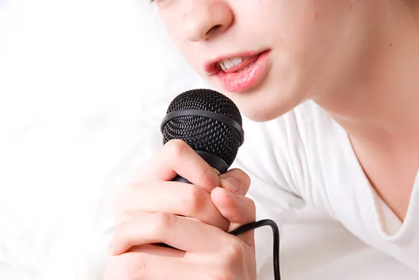 Microfone preto em uma mão — Fotografia de Stock