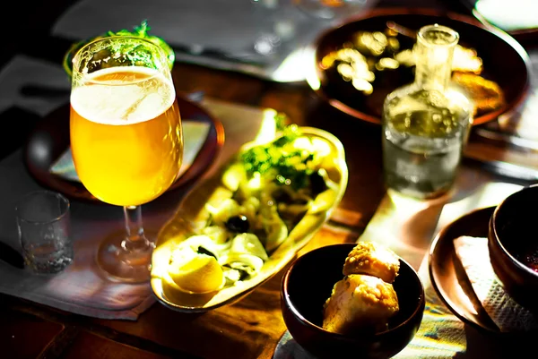 Jarra y vaso con cerveza — Foto de Stock