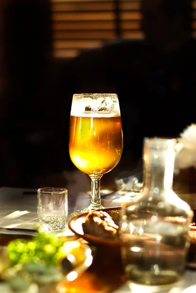 Caraffa e bicchiere con birra — Foto Stock