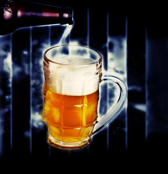 Nalil pivo do hrnek — Stock fotografie