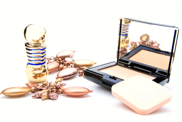 Prášek ze světlého odstínu se zrcadlem — Stock fotografie