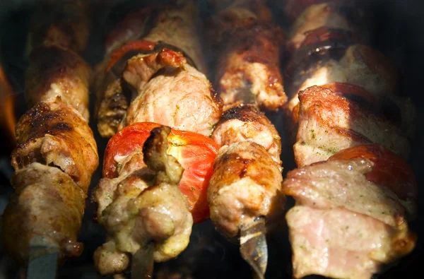 Smakelijke vlees op grill — Stockfoto