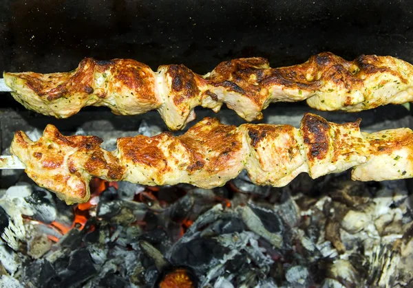 Smakelijke vlees op grill — Stockfoto