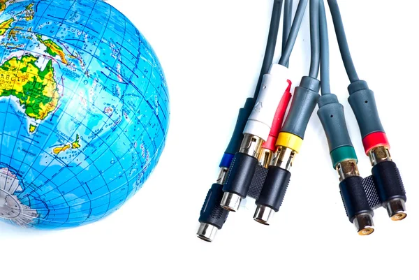Kabels in de buurt van earth globe — Stockfoto