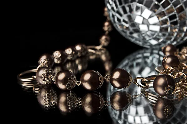 Goldene Perle mit Discokugel — Stockfoto