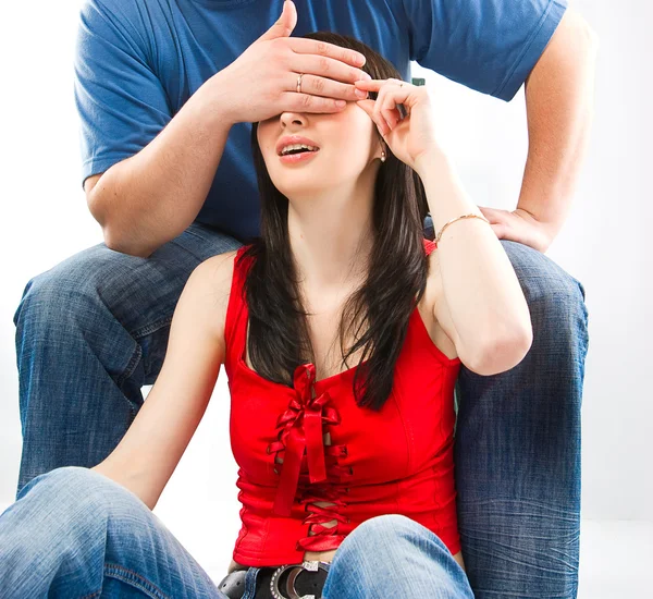 Man covering a girls eyes — Stock Photo, Image